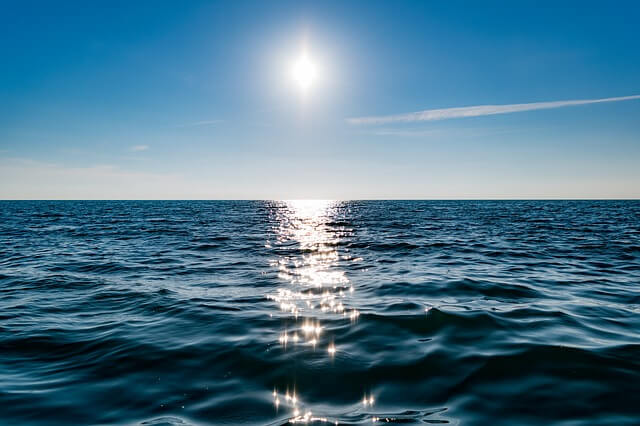 海の上に浮かぶ太陽