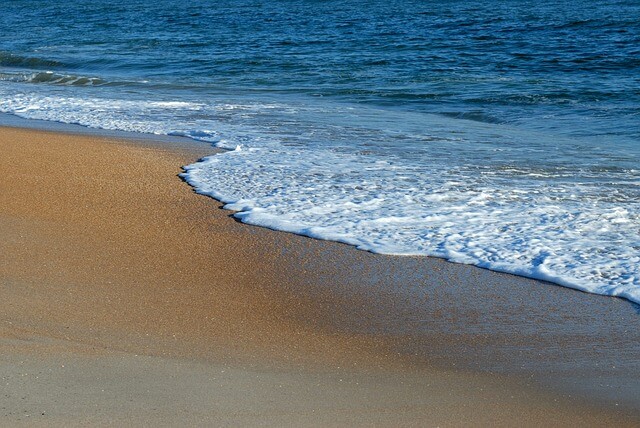 砂浜に押し寄せる波