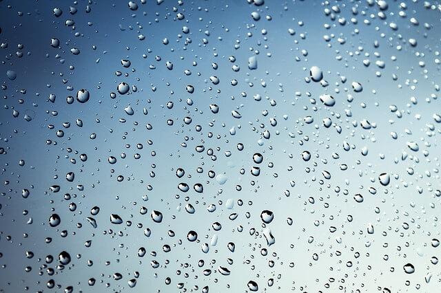 窓についた雨粒