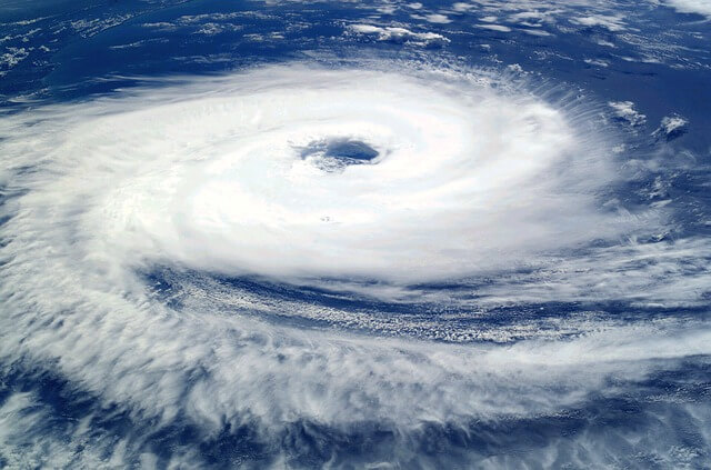 上空から見た台風の巨大な渦