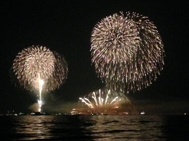宮島花火大会の打ち上げ花火と水中花火